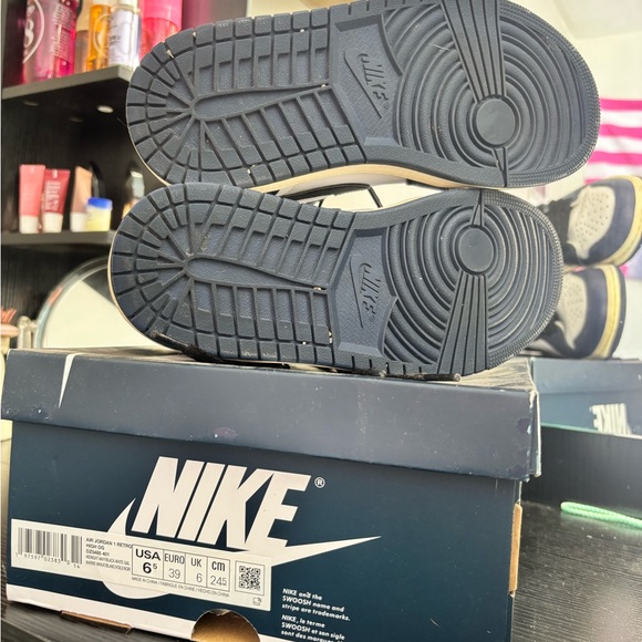 Nikes - Picture 4 of 4